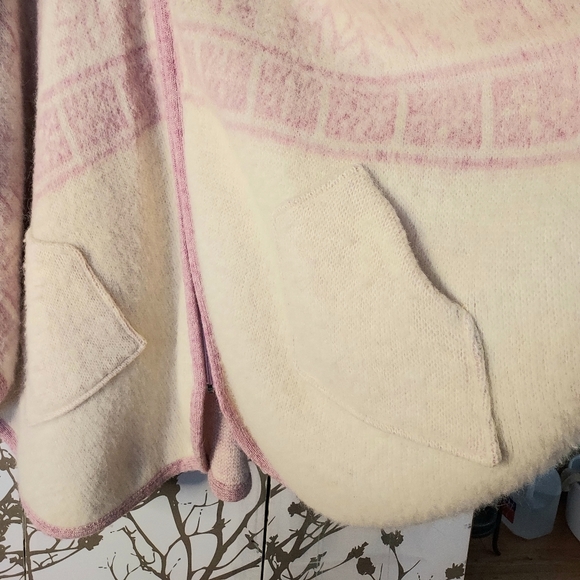 TUNDRA 100% Scandinavian Yarn Virgin Wool Cape... - Picture 5 of 14